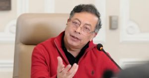 Presidente Petro amenaza con nuevo aumento del salario mínimo si Banco de la República mantiene alza de tasas de interés