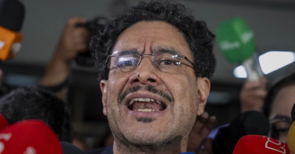 Cepeda atribuye crisis de la salud a Ley 100 y responsabiliza al expresidente Álvaro Uribe